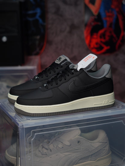 Nike Air Force 1 '07 LV8 en color negro
