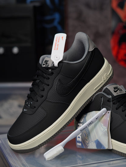 Nike Air Force 1 '07 LV8 en color negro