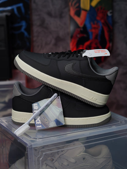 Nike Air Force 1 '07 LV8 en color negro