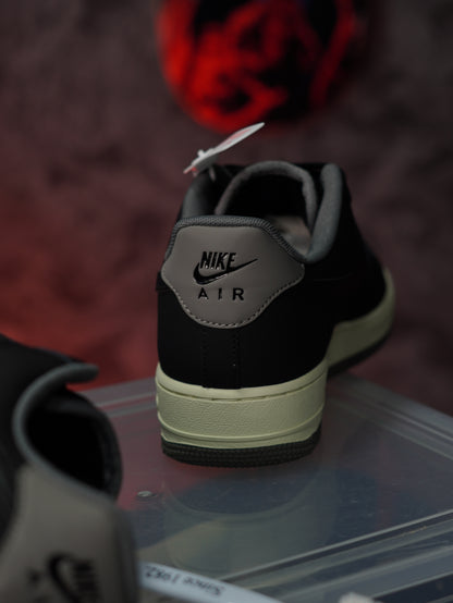 Nike Air Force 1 '07 LV8 en color negro
