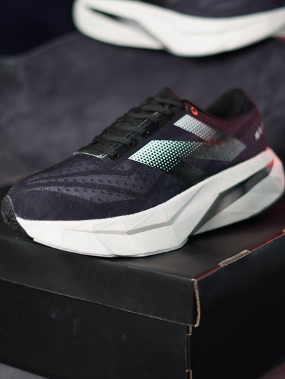 New Balance FuelCell Rebel v4 / Black / White