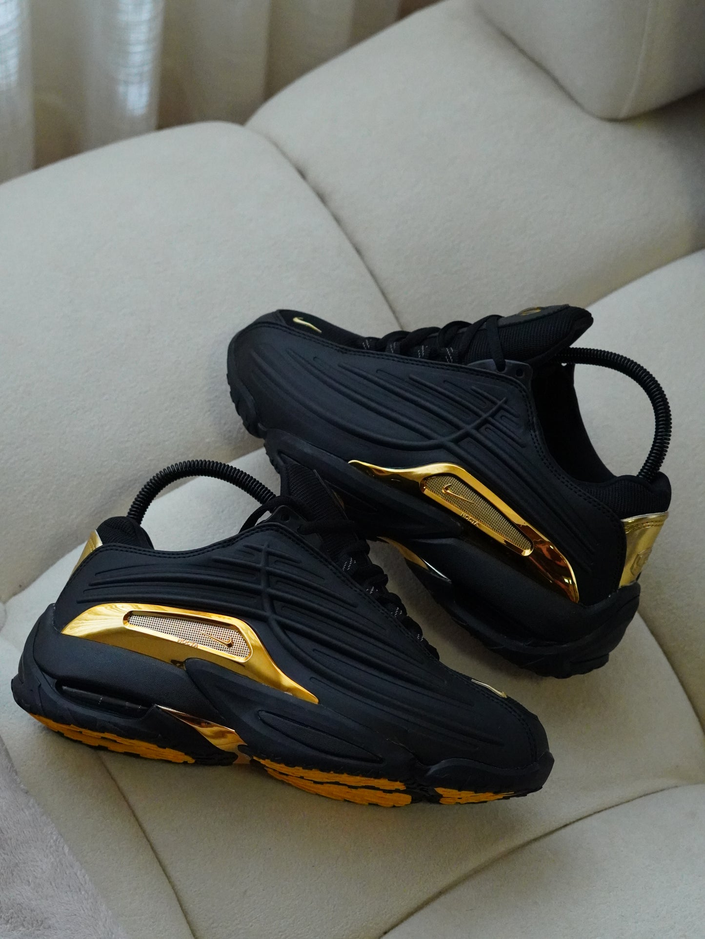 NIKE NOCTA STEP 2 NEGRO DORADO