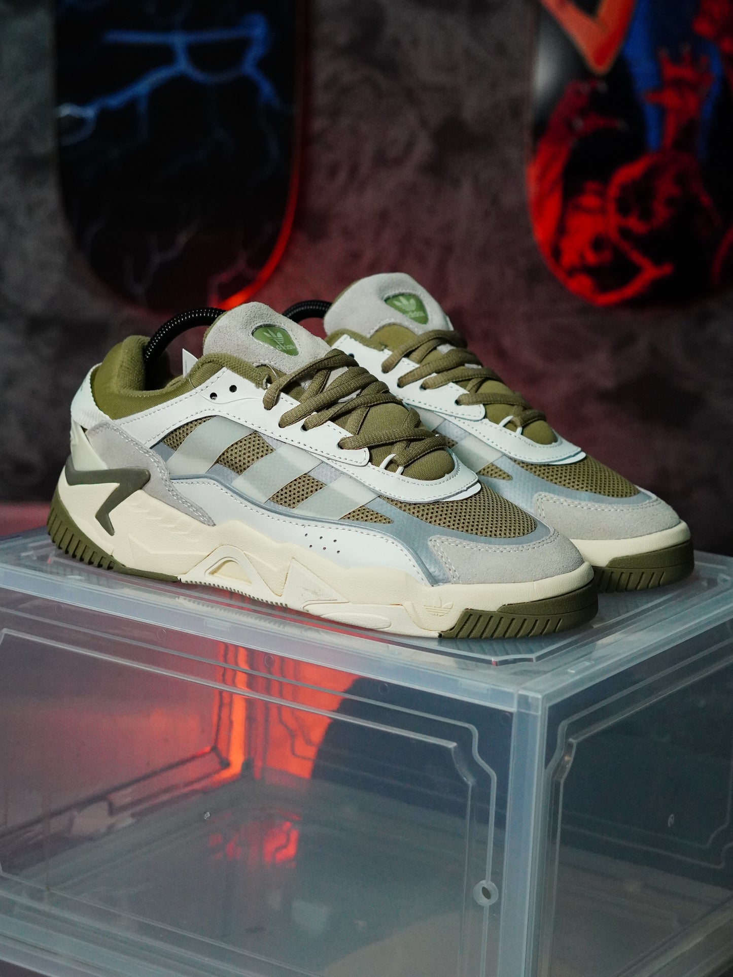 Adidas Niteball 2.0 en color verde oliva y blanco