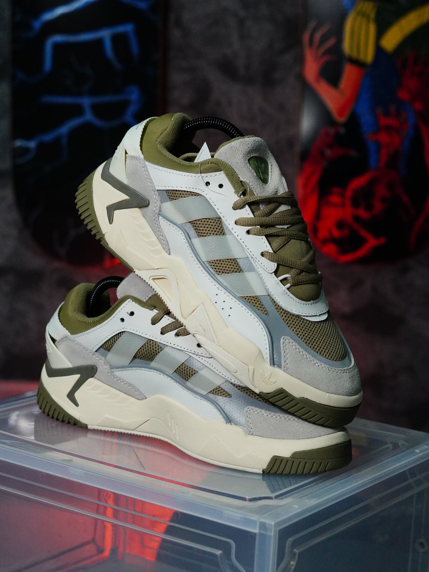 Adidas Niteball 2.0 en color verde oliva y blanco