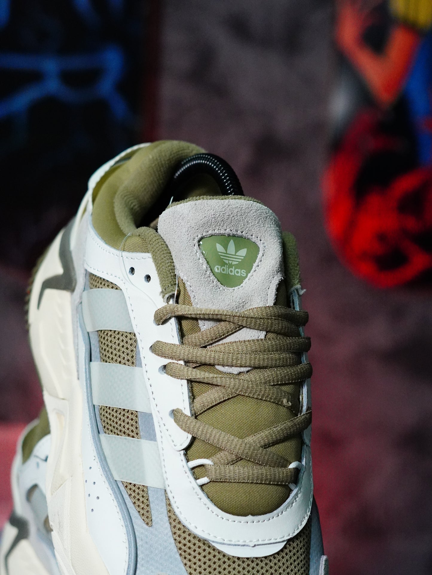 Adidas Niteball 2.0 en color verde oliva y blanco