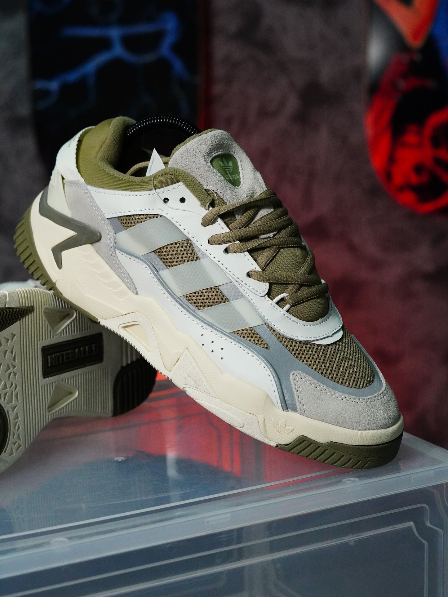 Adidas Niteball 2.0 en color verde oliva y blanco