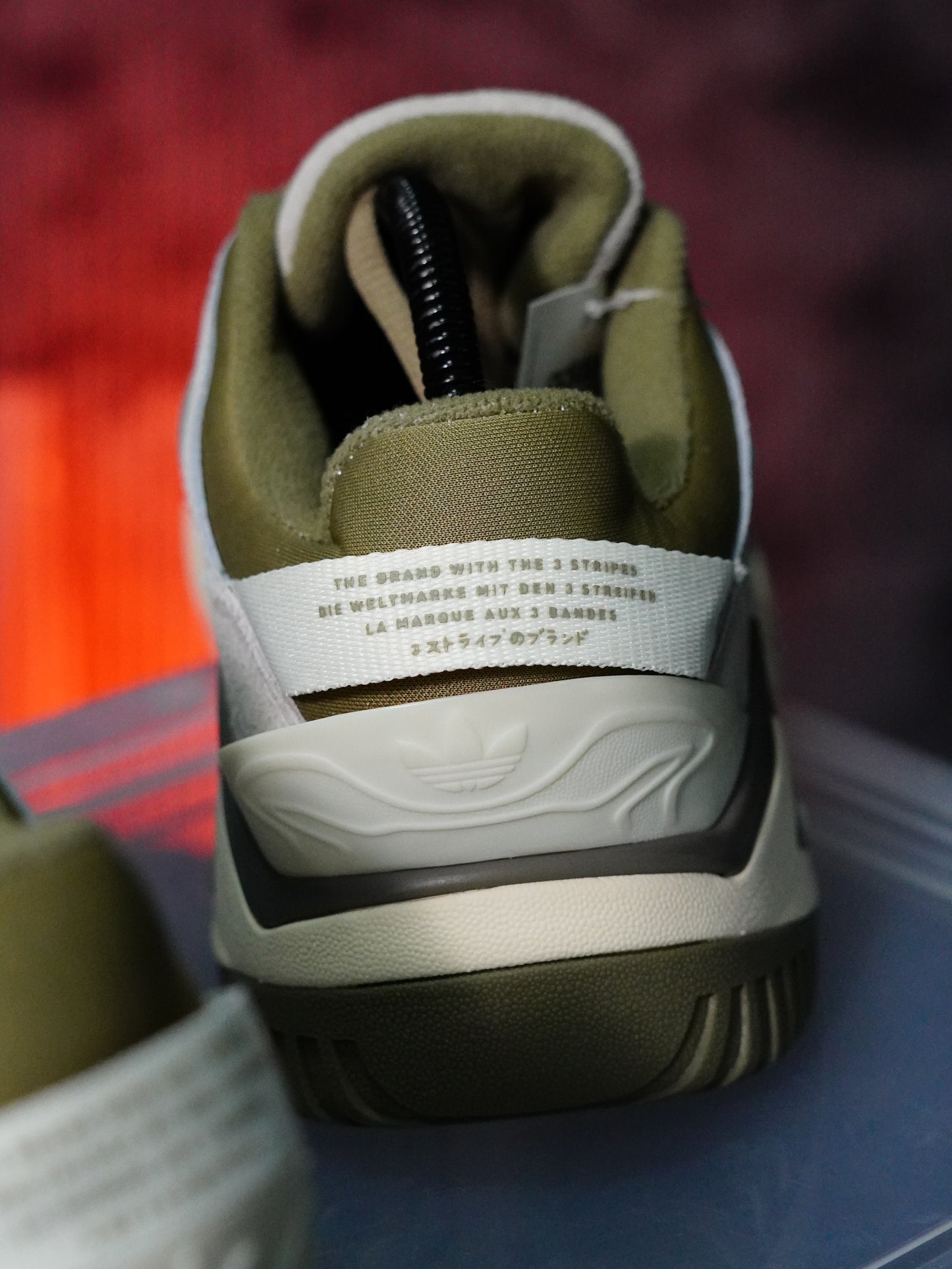 Adidas Niteball 2.0 en color verde oliva y blanco
