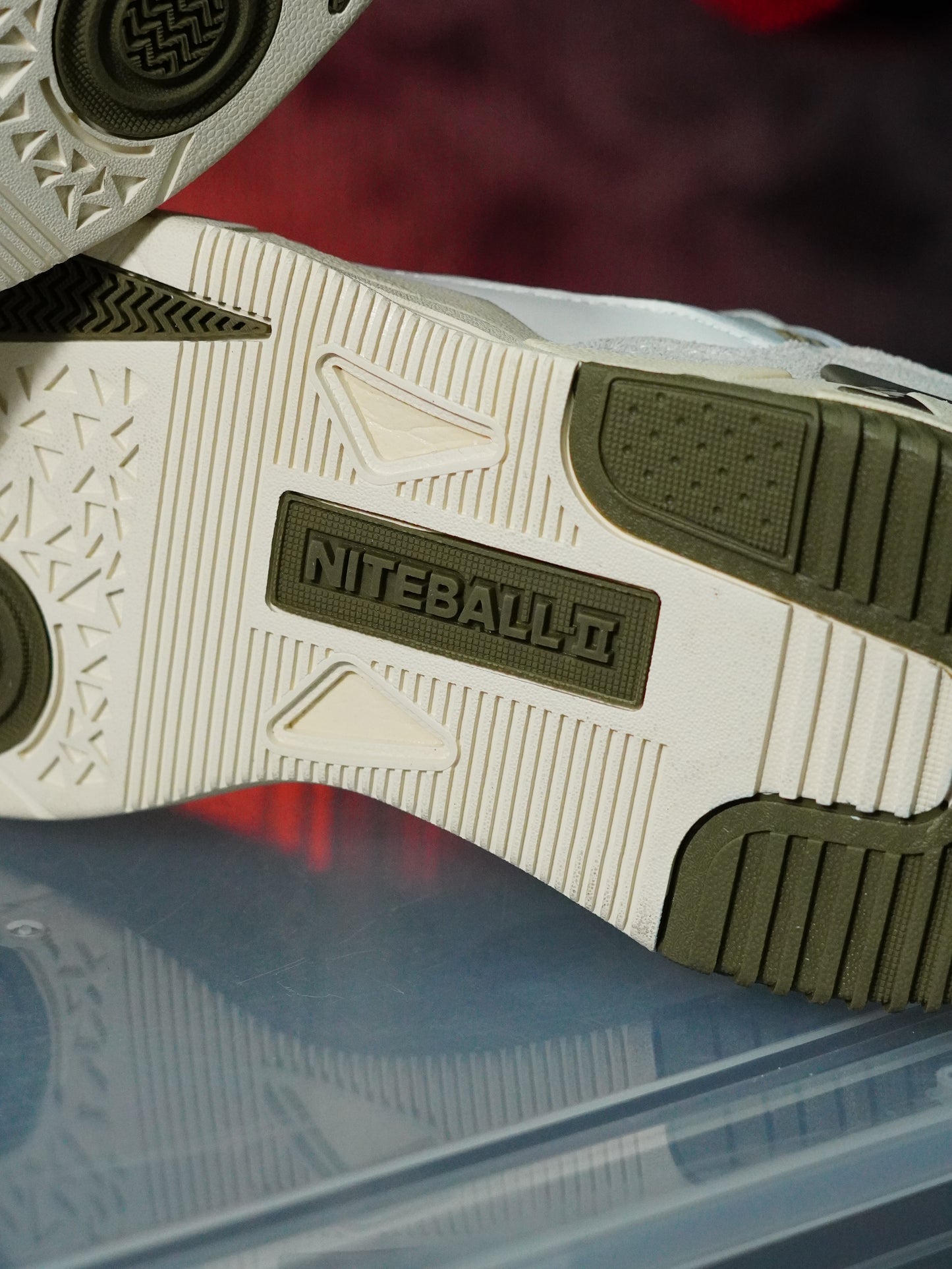 Adidas Niteball 2.0 en color verde oliva y blanco