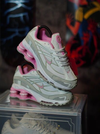 Nike x Supreme Shox Ride 2 en color blanco y rosa