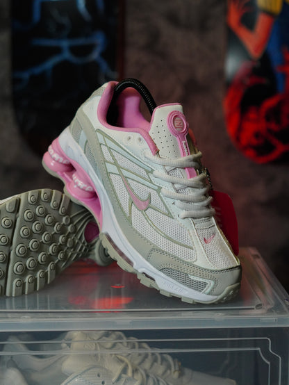 Nike x Supreme Shox Ride 2 en color blanco y rosa