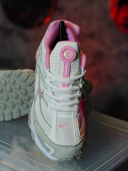 Nike x Supreme Shox Ride 2 en color blanco y rosa