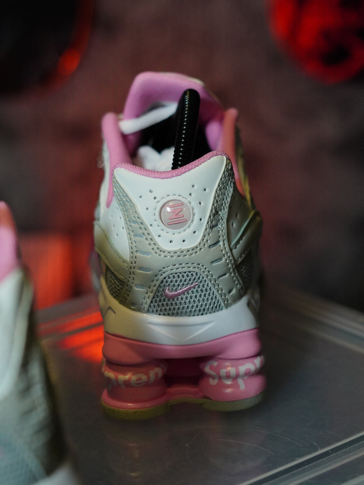 Nike x Supreme Shox Ride 2 en color blanco y rosa