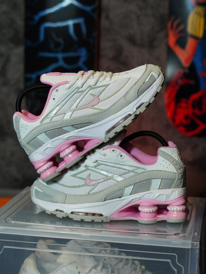 Nike x Supreme Shox Ride 2 en color blanco y rosa