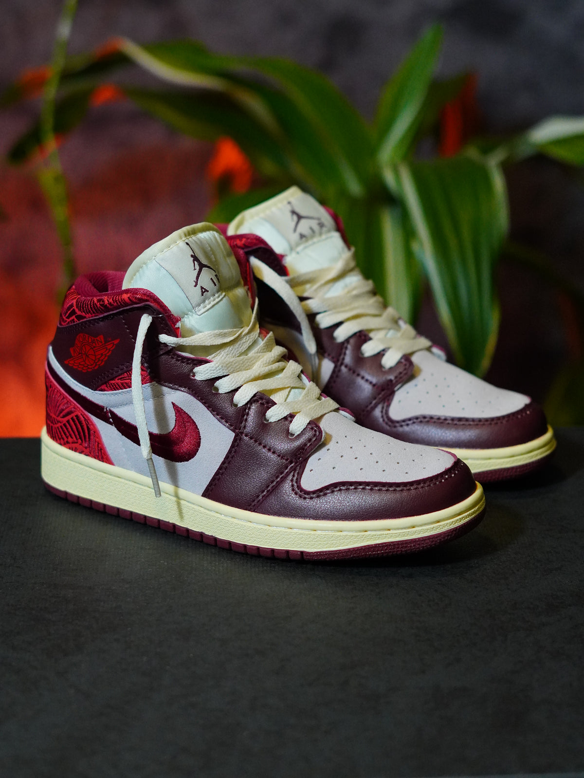 Air Jordan 1 Mid SE "Tiki Leaf" Team Red