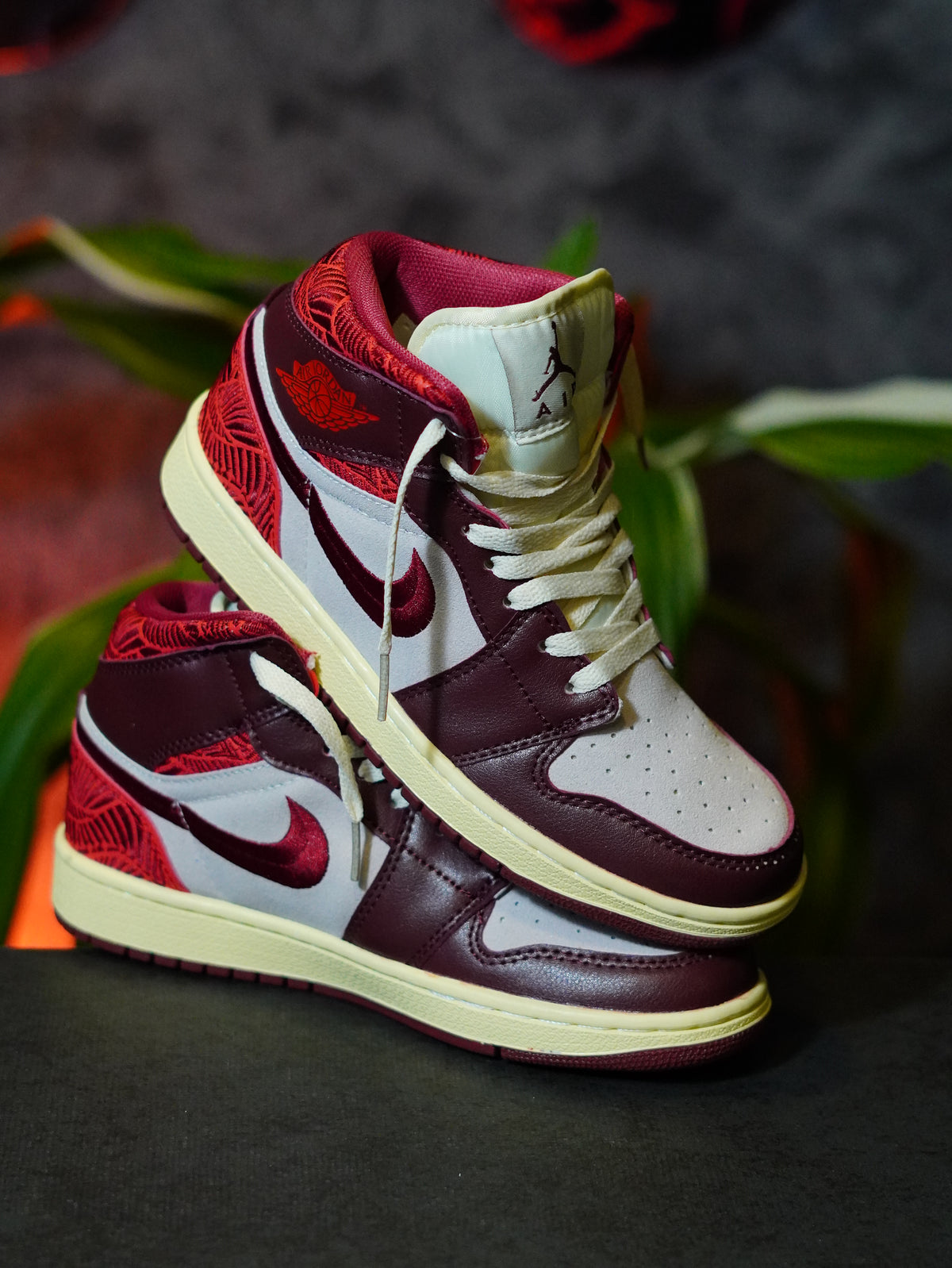 Air Jordan 1 Mid SE "Tiki Leaf" Team Red