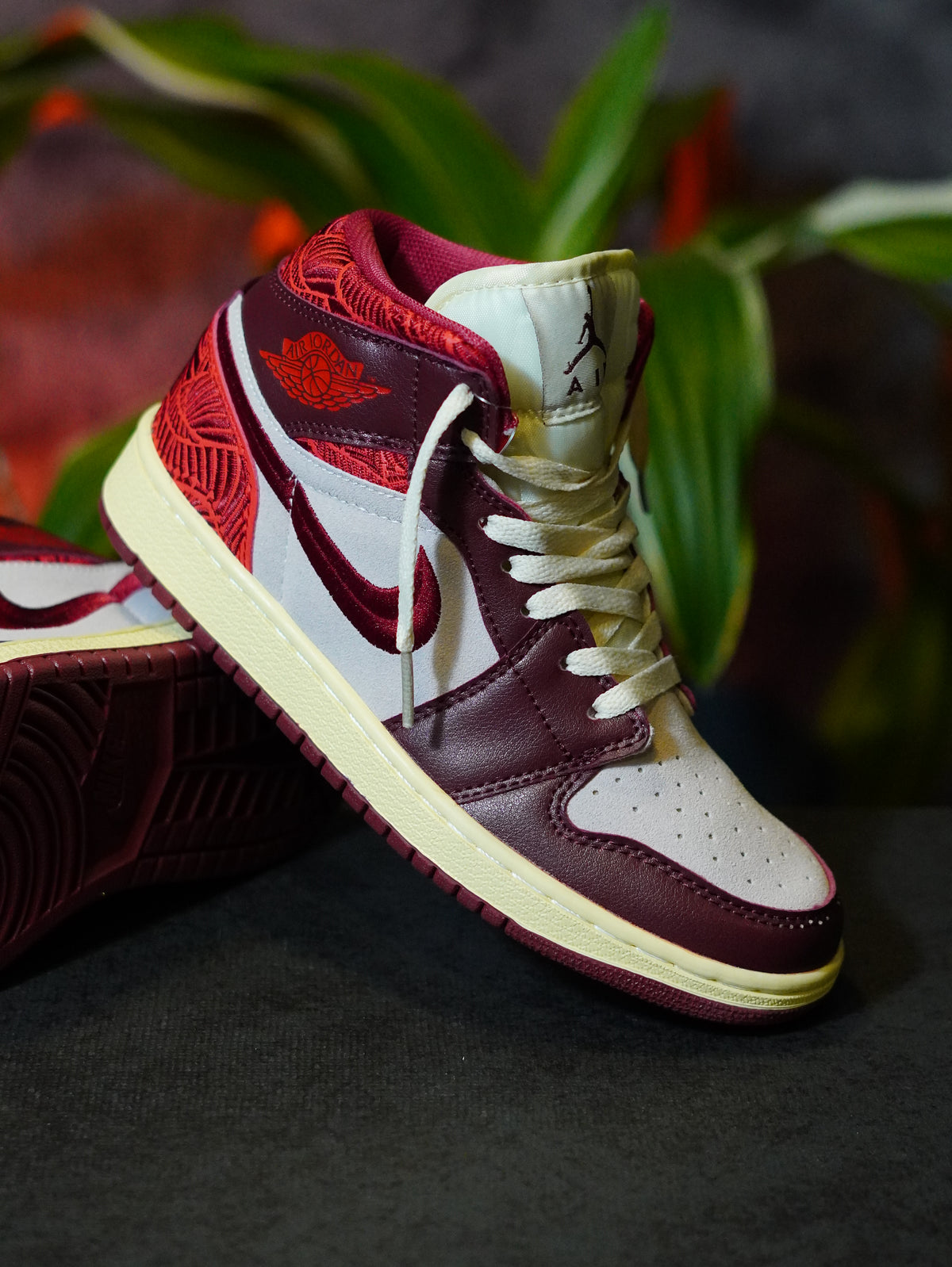 Air Jordan 1 Mid SE "Tiki Leaf" Team Red