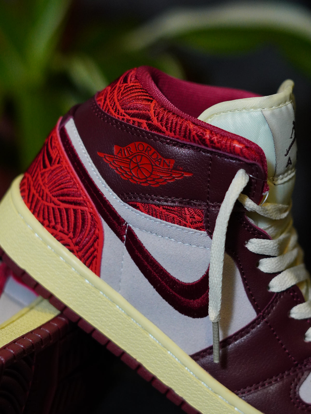 Air Jordan 1 Mid SE "Tiki Leaf" Team Red