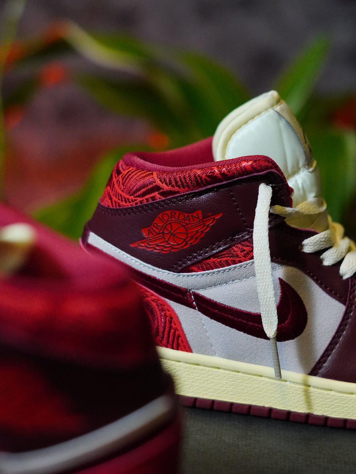 Air Jordan 1 Mid SE "Tiki Leaf" Team Red