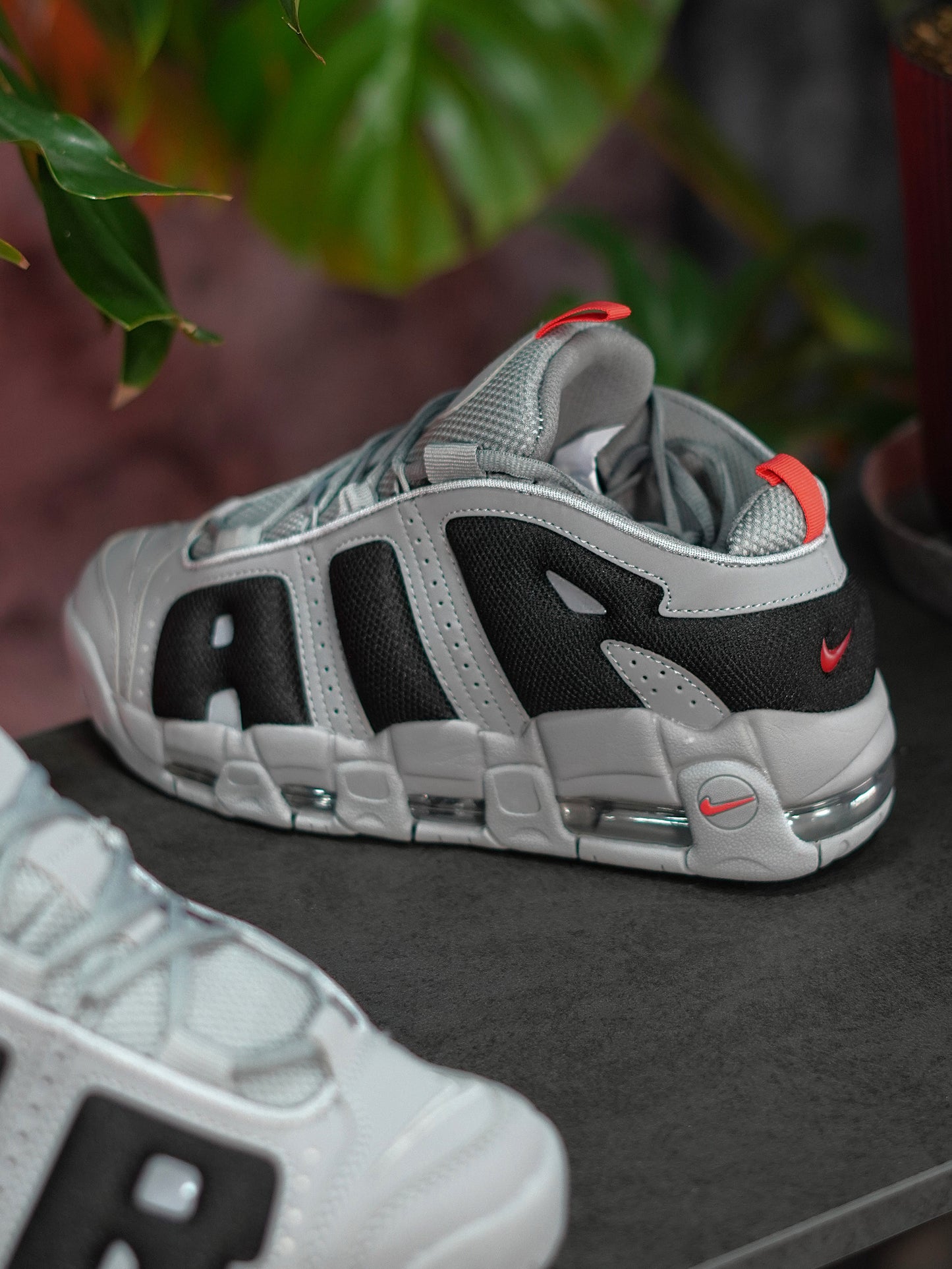 Nike Air More Uptempo - Gris, Negro, Rojo