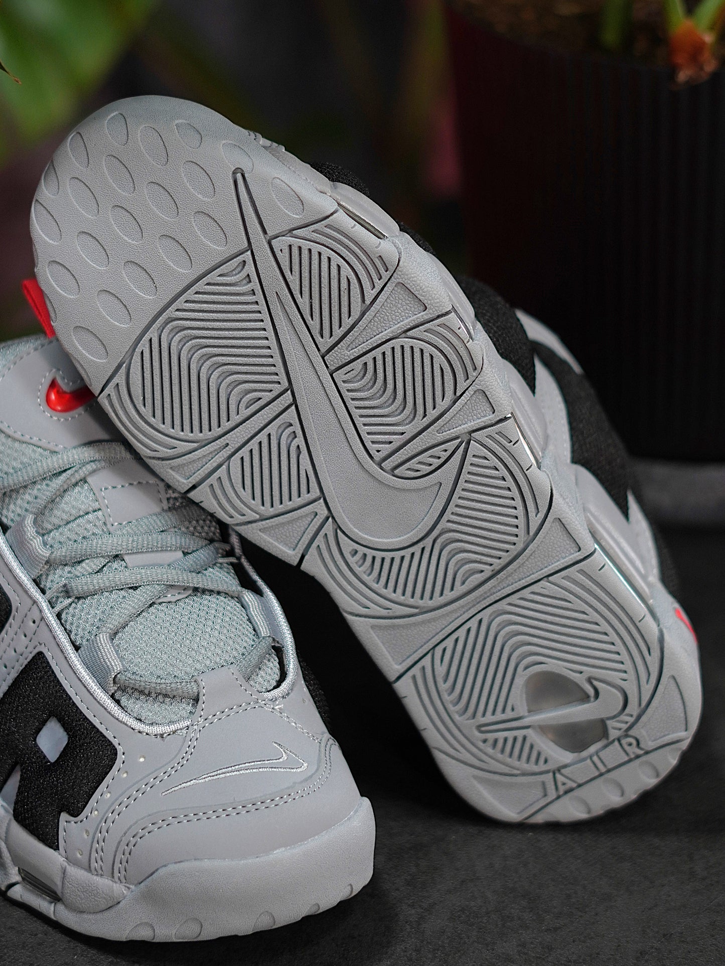 Nike Air More Uptempo - Gris, Negro, Rojo