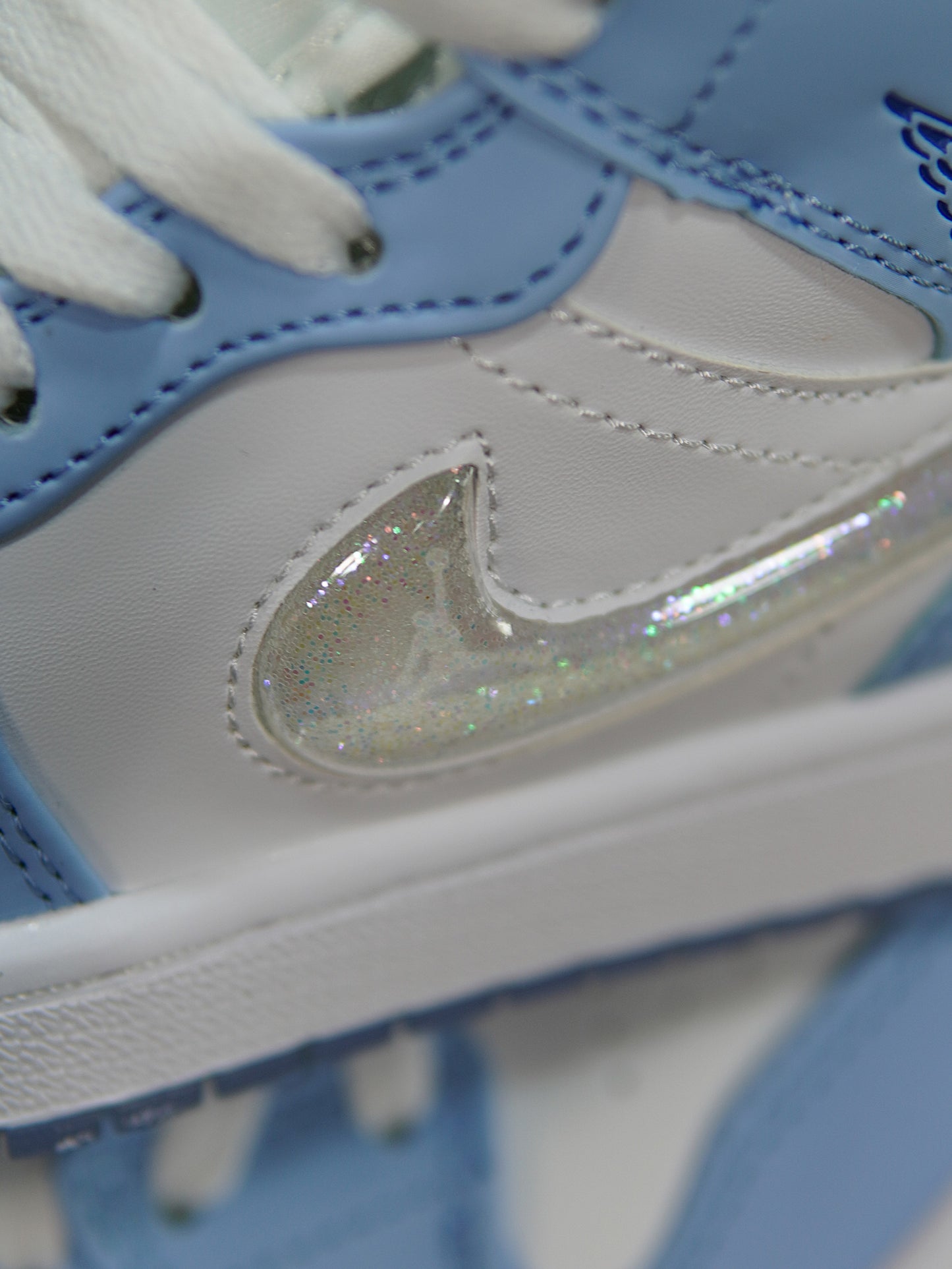 Air Jordan 1 Mid Glitter Swoosh - Azul, Blanco