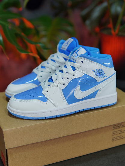 Air Jordan 1 Mid "Legend Blue" - Azul, Blanco, Charol