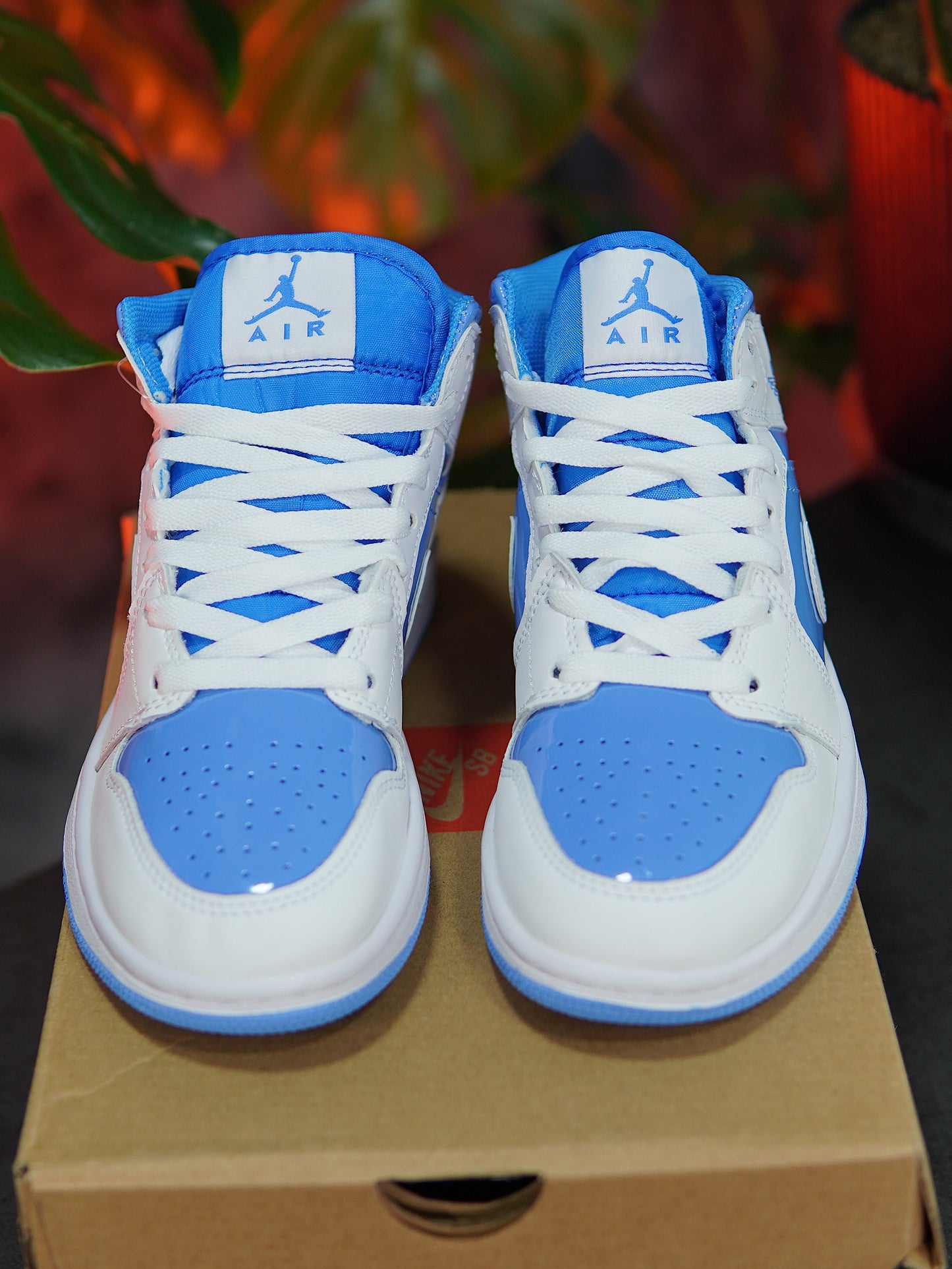 Air Jordan 1 Mid "Legend Blue" - Azul, Blanco, Charol