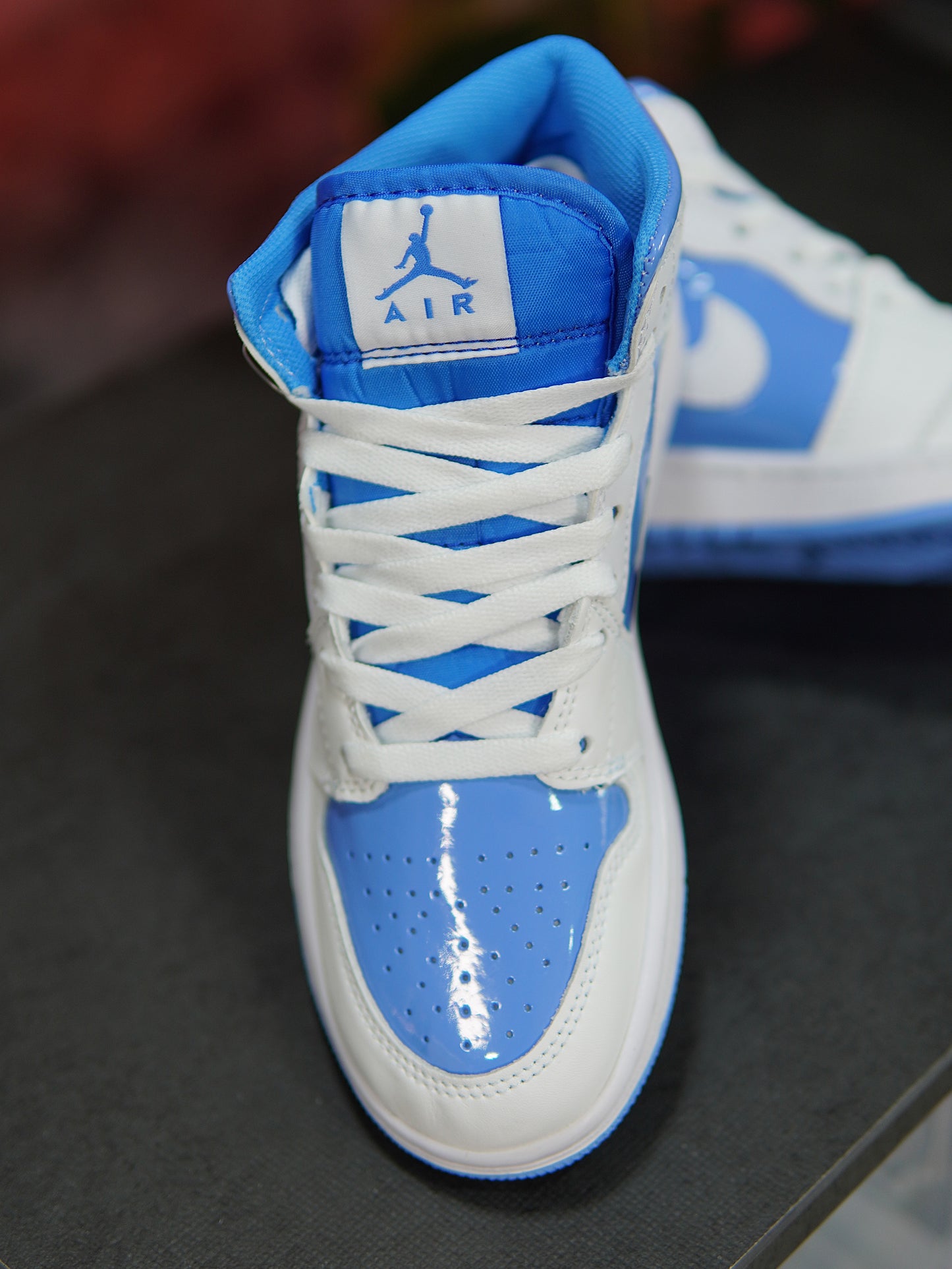 Air Jordan 1 Mid "Legend Blue" - Azul, Blanco, Charol