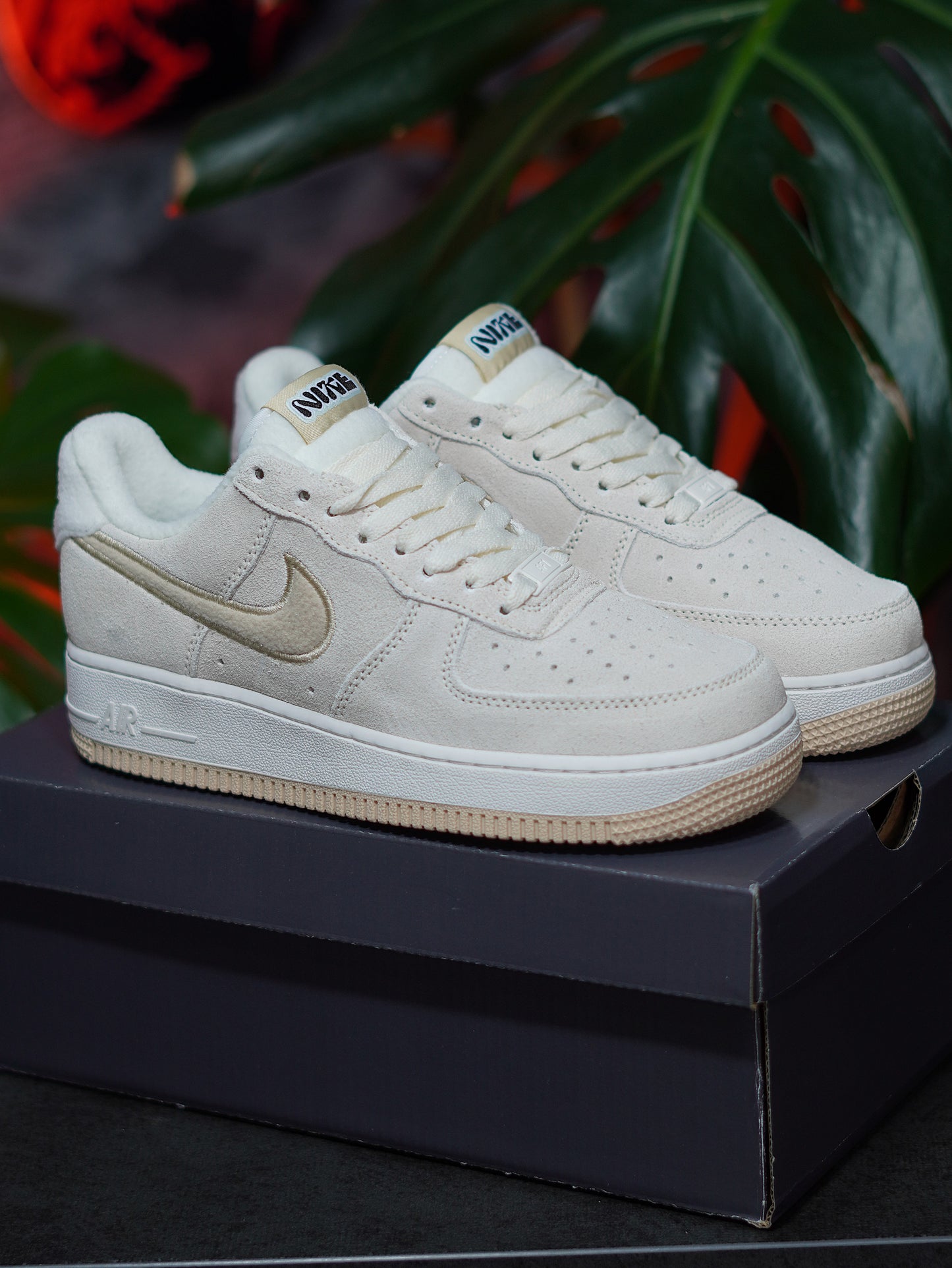 Nike Air Force One - Beige, Gamuza