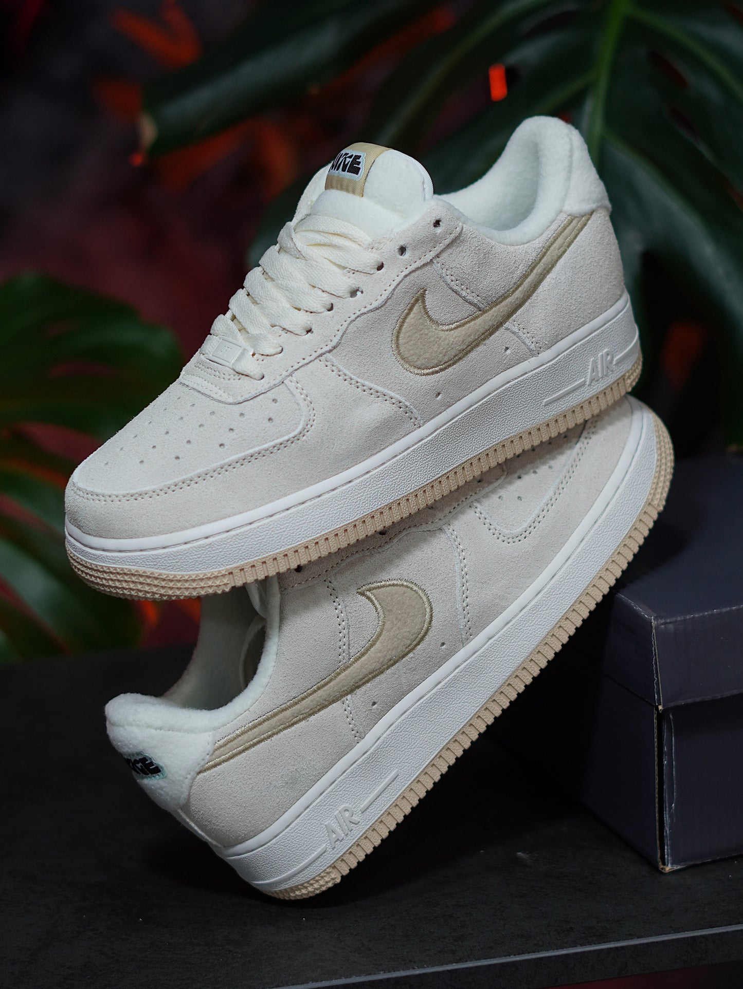 Nike Air Force One - Beige, Gamuza