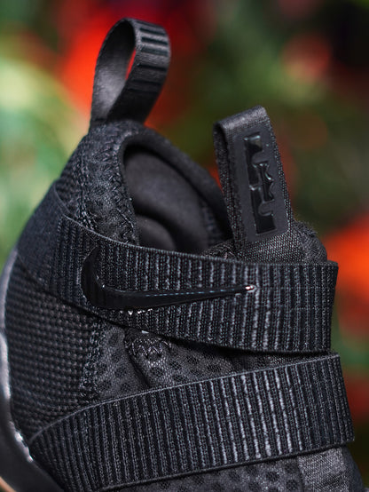 Nike LeBron Soldier XL - Negro, Suela goma
