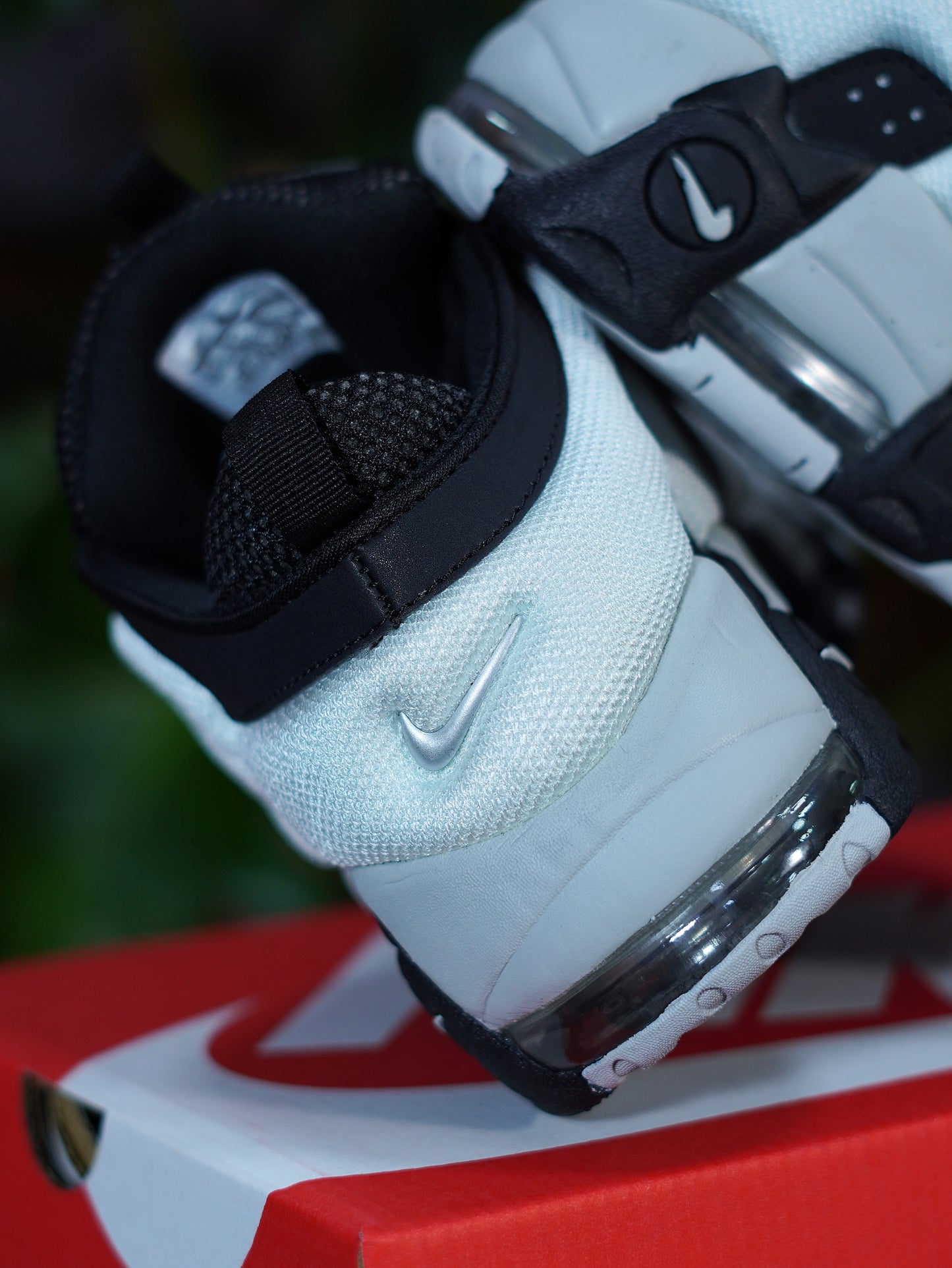 Nike Air More Uptempo - Negra, Blanca