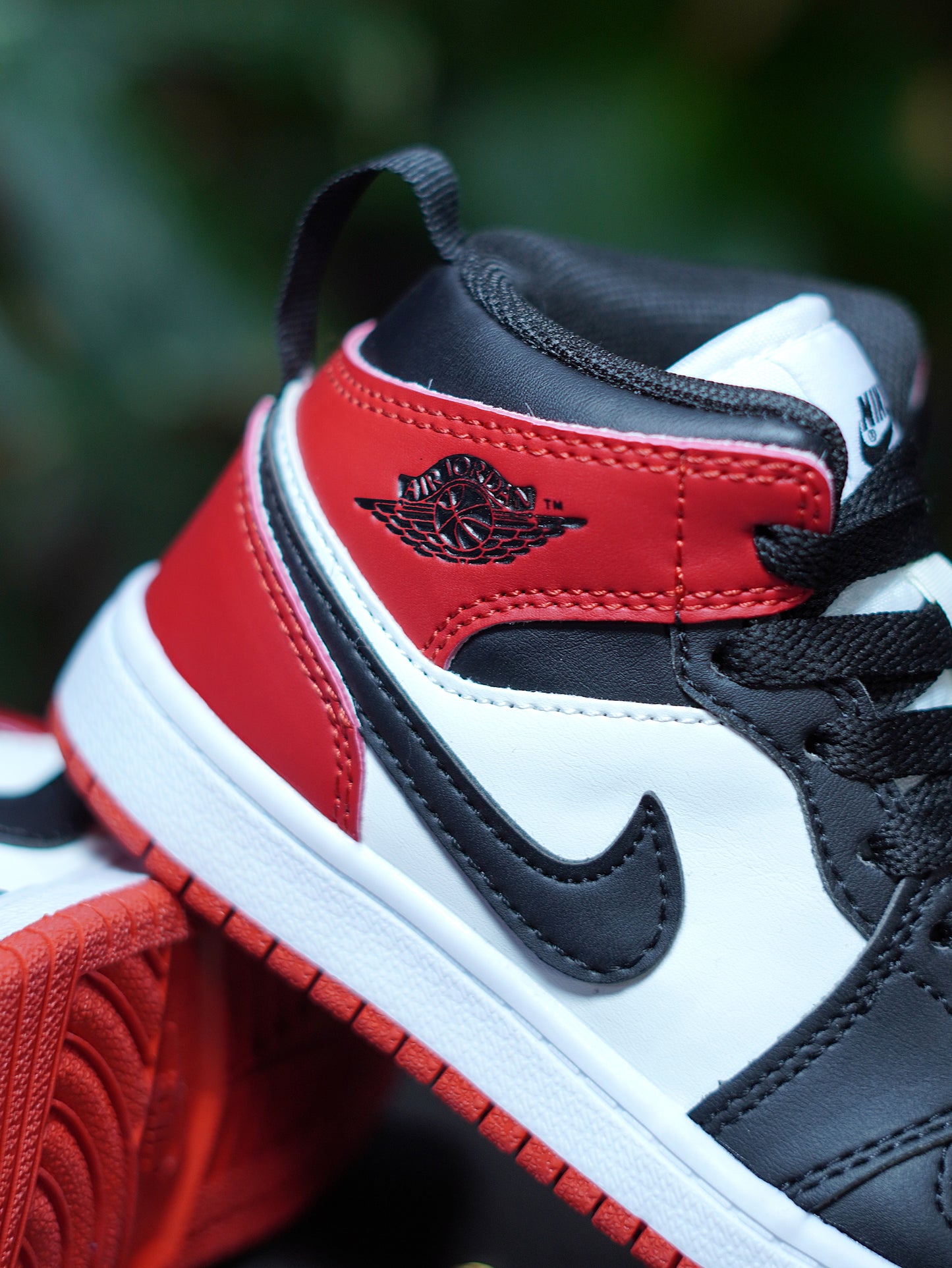 Air Jorda Retro 1 - Negro, Rojo, Blanco