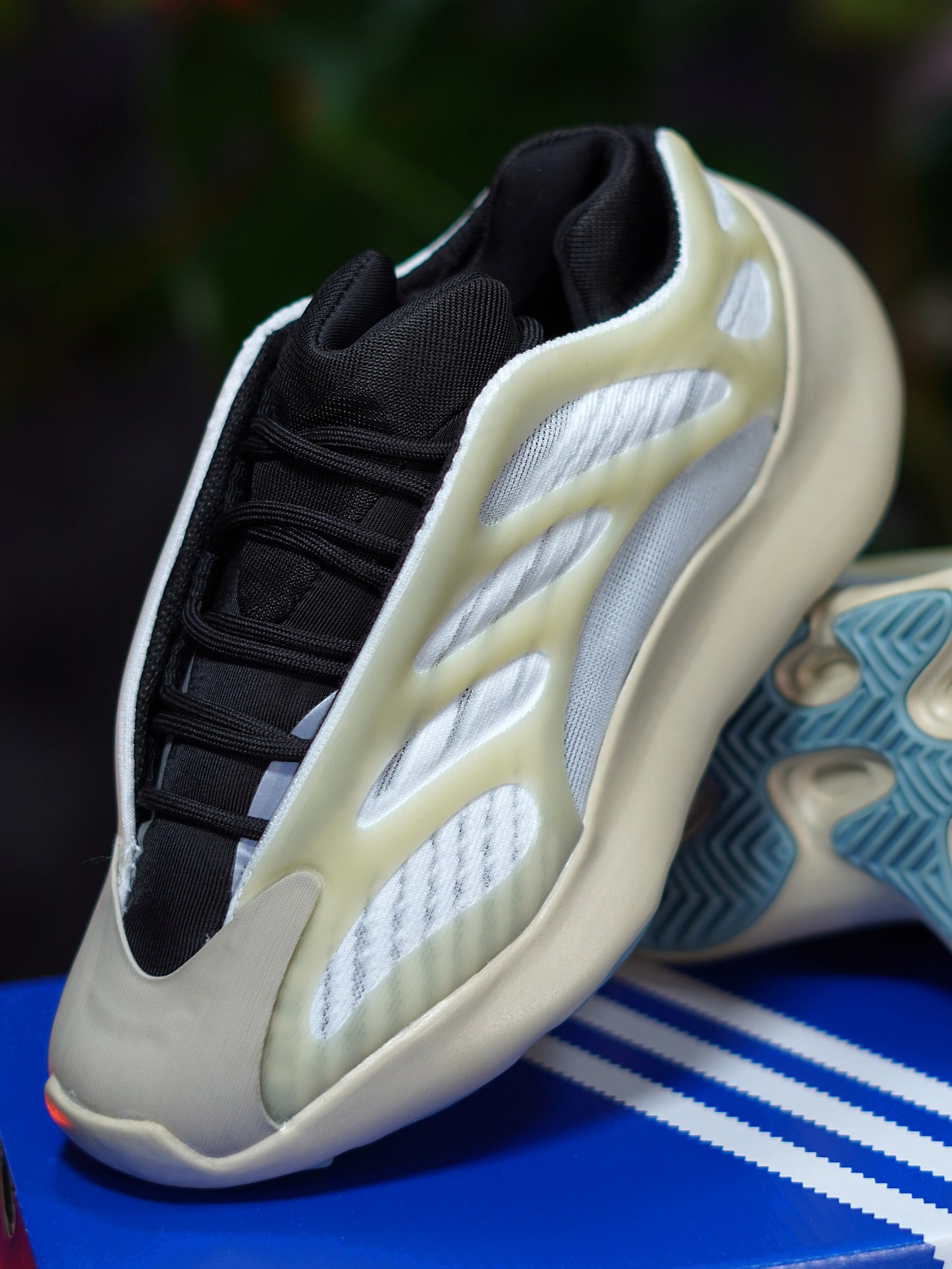 Adidas Yeezy 700 V3 Azael - Beige, Blanco, Azul