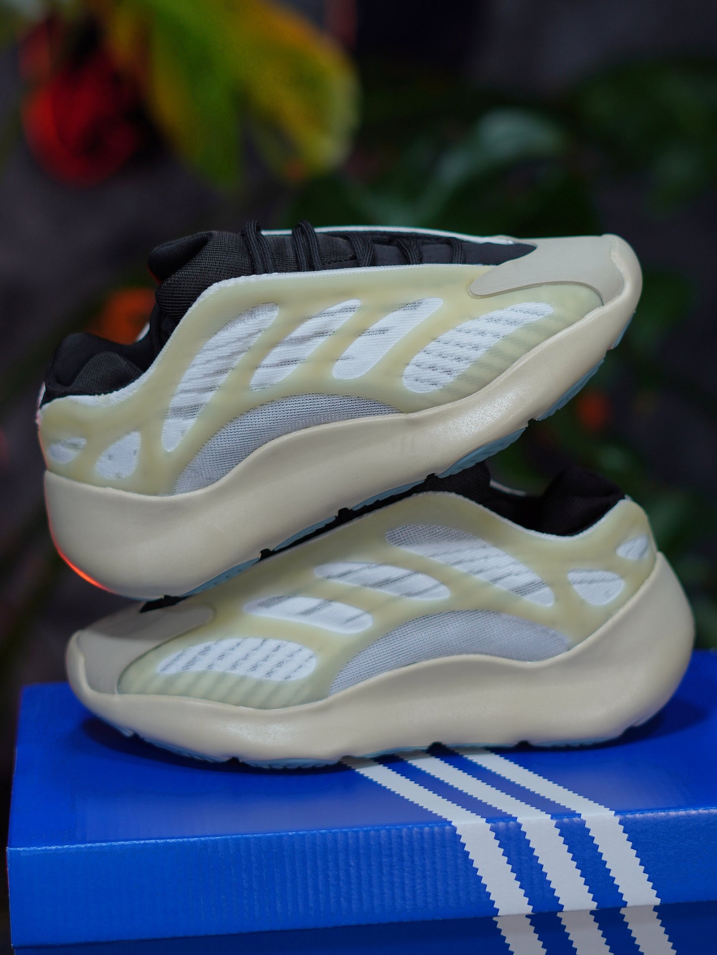 Adidas Yeezy 700 V3 Azael - Beige, Blanco, Azul