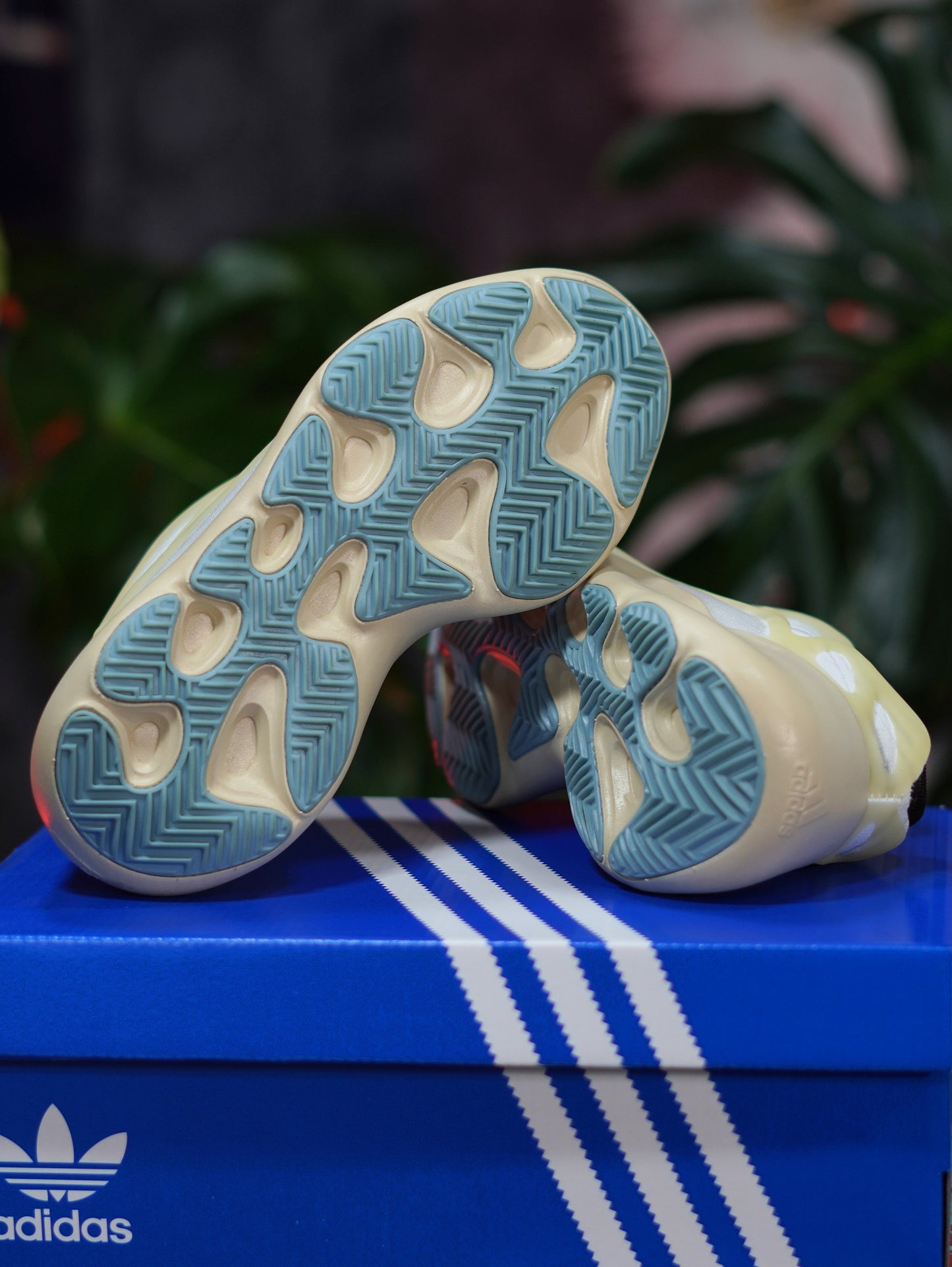 Adidas Yeezy 700 V3 Azael - Beige, Blanco, Azul