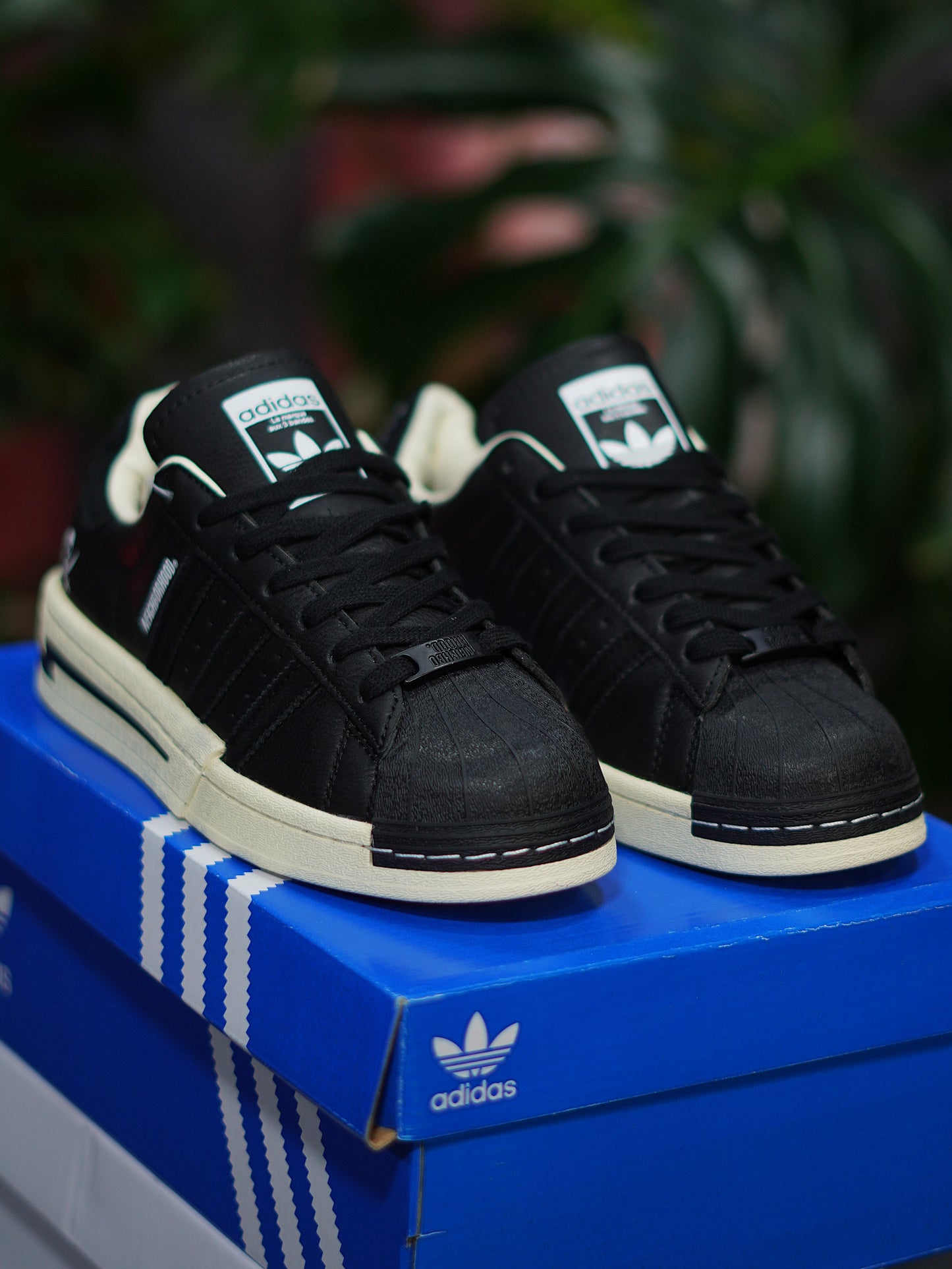 Adidas Superstar Neighborhood - Negro, Blanco