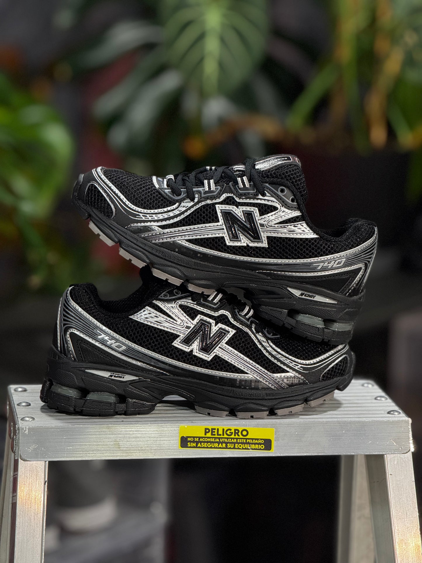 New Balance 740 - Negra, Plateado