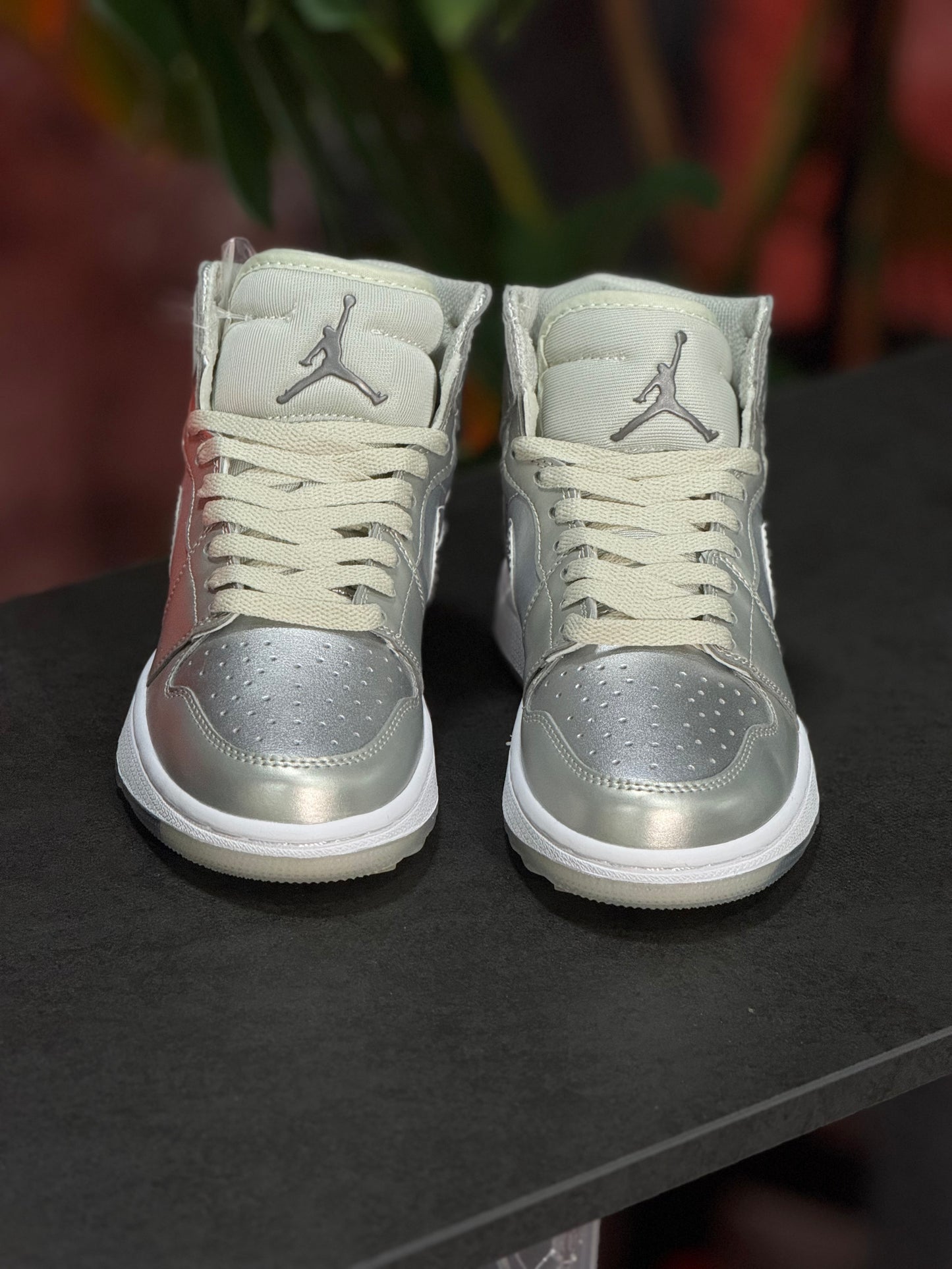 Air Jordan Retro 1 - Plateado