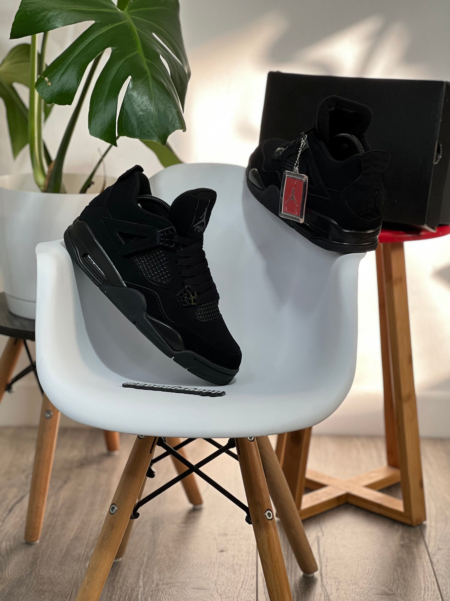 Air Jordan Retro 4 / Black Cat