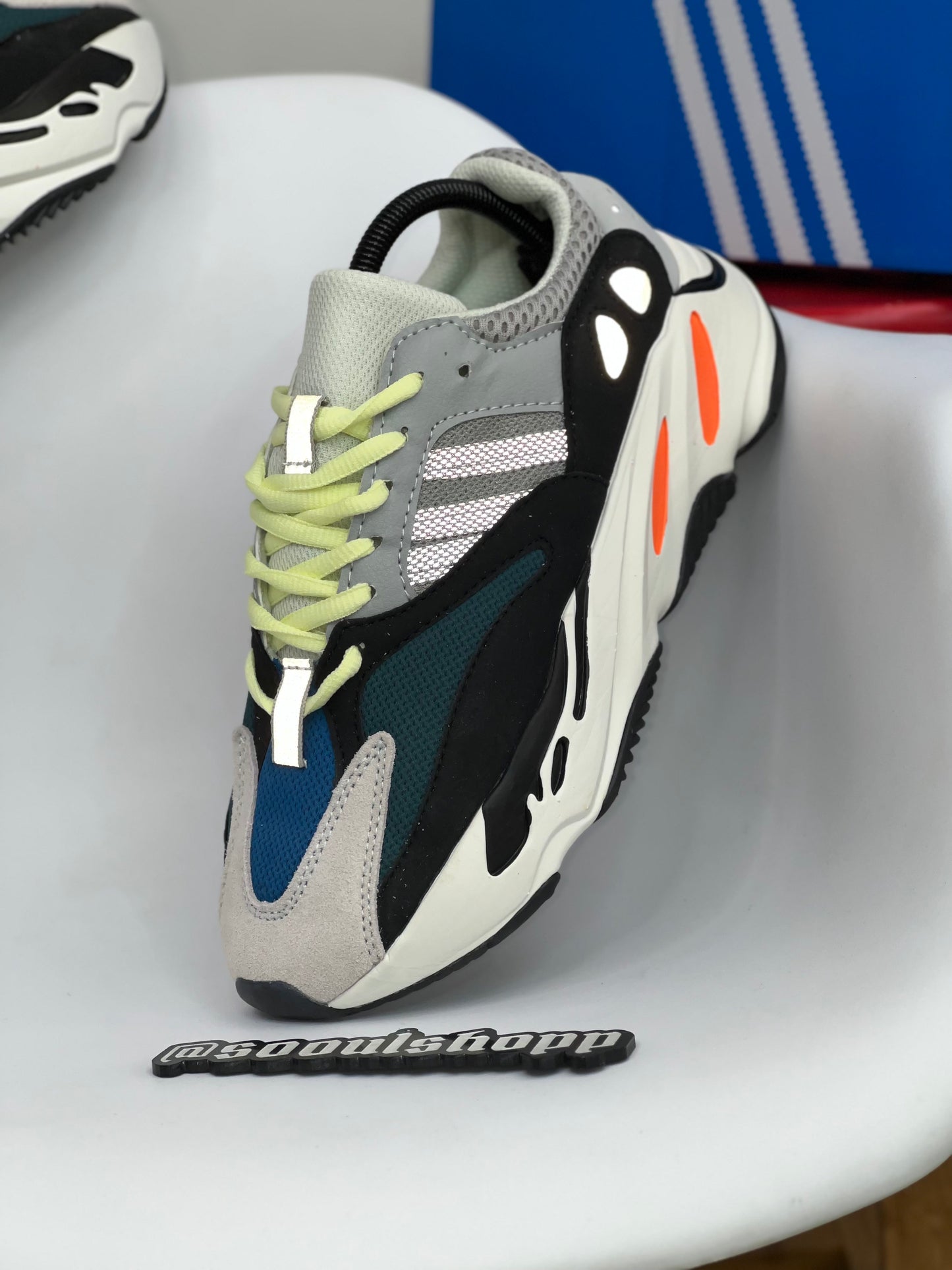 Adidas Yeezy Boost 700