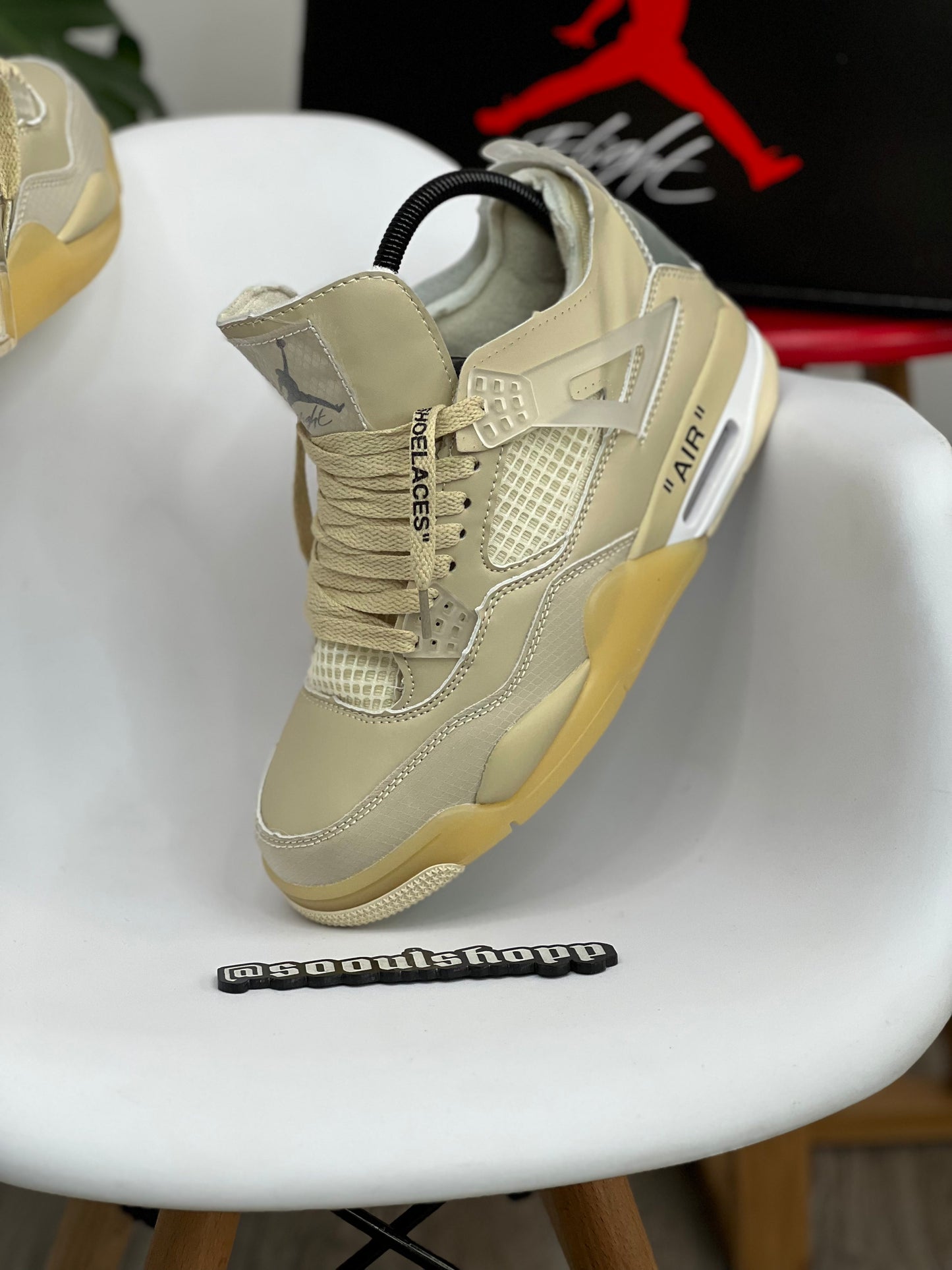 Jordan Retro 4 / Off White