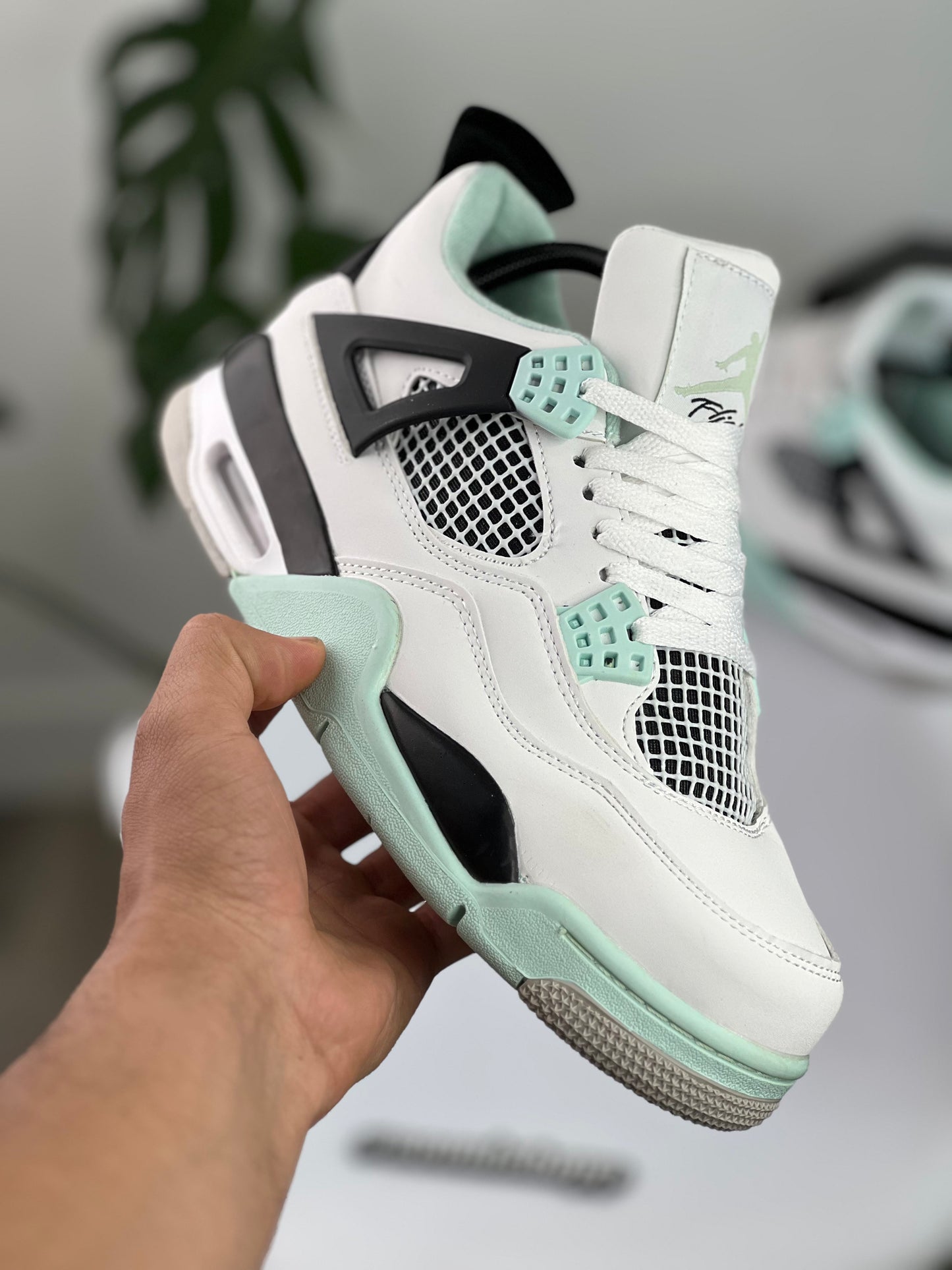 Jordan Retro 4 / Seafoam